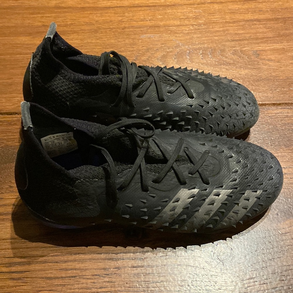 Adidas soccer cleats size 13 kids.